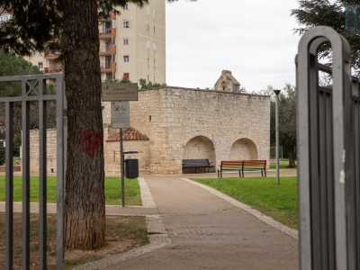 ...al cui centro fa bella mostra di s� l�antica chiesa